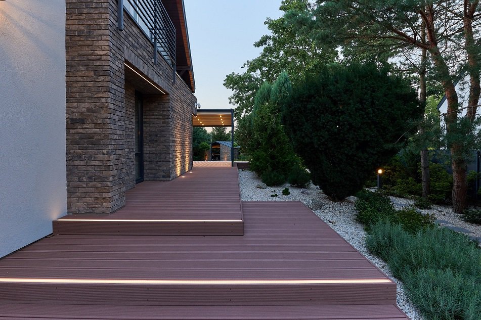 Taras z drewna kompozytowego