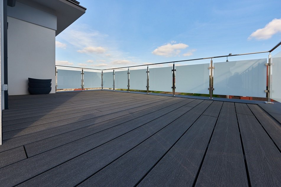 Taras z drewna kompozytowego